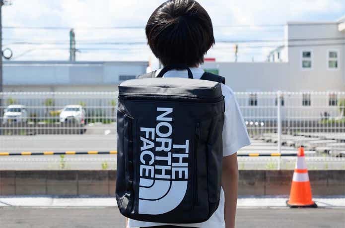 子供がBCヒューズボックス2を背負っている様子