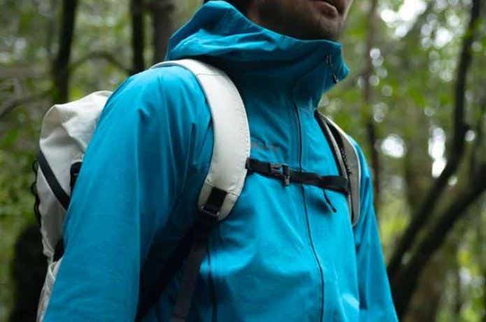 ミレー ティフォンストレッチジャケットを着る人