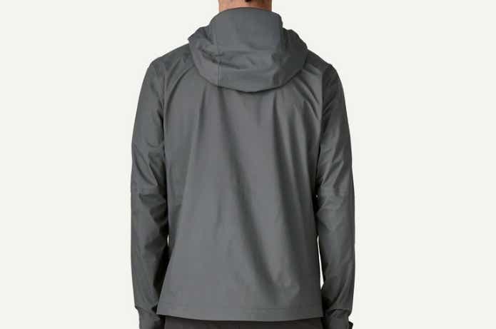 メンズ・グラナイト・クレスト・レイン・ジャケットの背面部