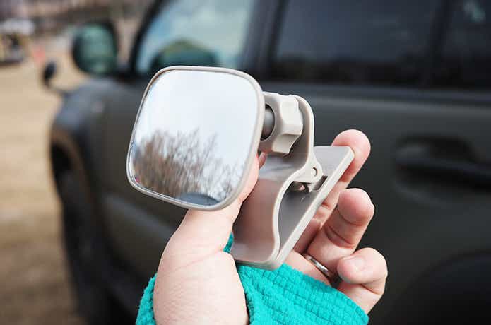 手に持ったスリコのCARリアビューミラー