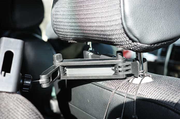 ヘッドレストに取り付けたCAR用タブレットホルダー