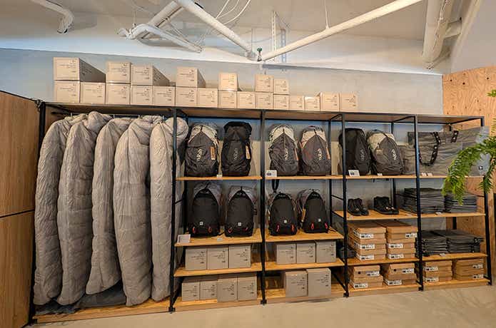 ゼインアーツ神戸三宮店　店内商品