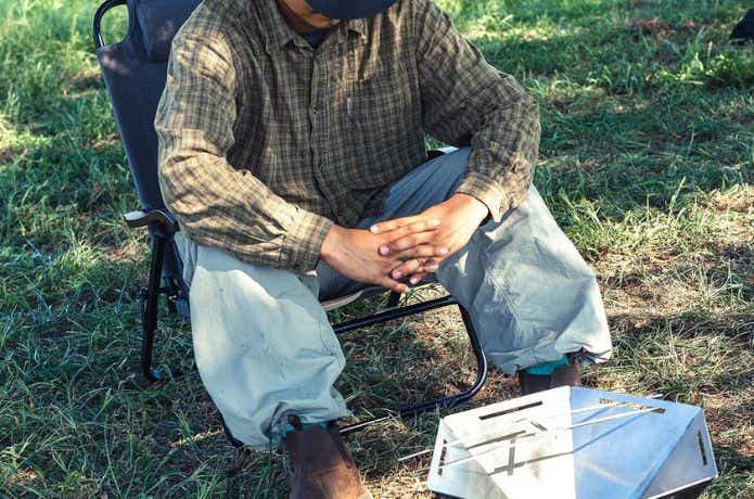 ハイランダー クライマックスローチェア2 STに座って焚き火する人