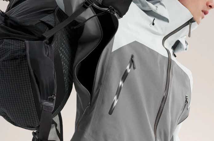 アークテリクス ベータ AR ジャケット メンズを着てリュックを背負う
