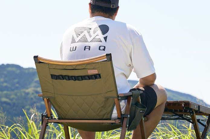 WAQ フォールディングウッドチェアに座る男性