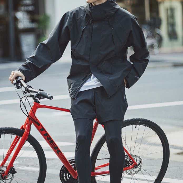 都会でも映えるミニマルなマウンテンパーカーコーデ