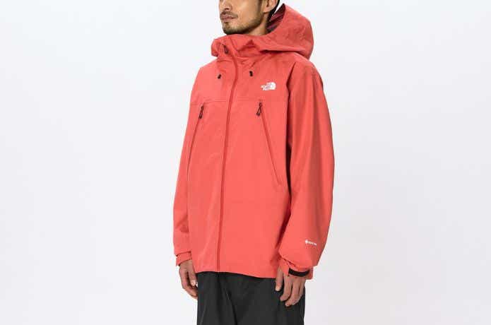 ザ・ノース・フェイス クライムライトジャケットを着る人