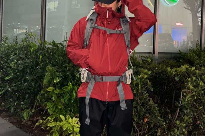 コロンビア マウンテンズアーコーリングⅤジャケットを着る人