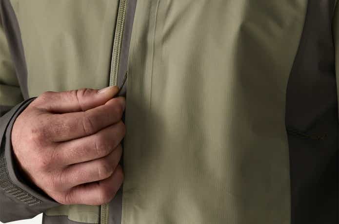 メンズ・ボルダー・フォーク・レイン・ジャケットのフロントポケット