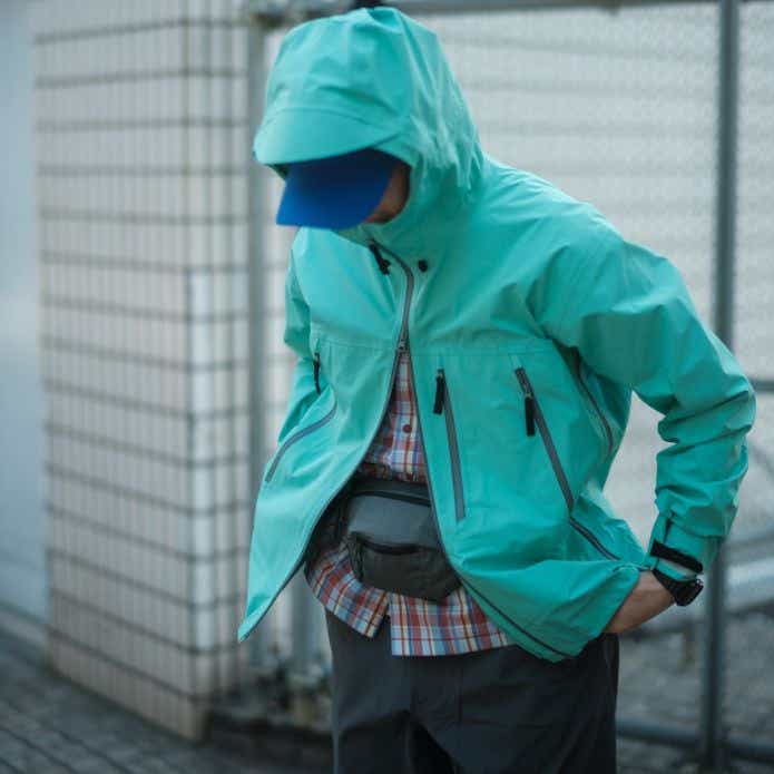 鮮やかなカラーを主役にしたアウトドアミックスコーデ