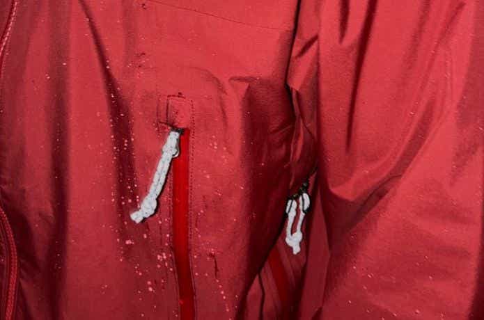 コロンビア マウンテンズアーコーリングⅤジャケットのポケット