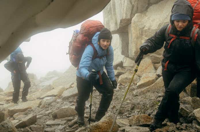 メンズ・トレントシェル 3L・レイン・ジャケットを着用して登山している様子