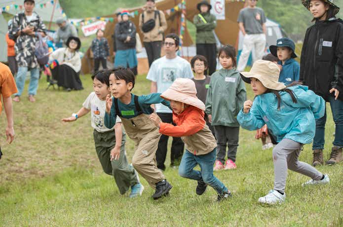 走り出す子どもたち