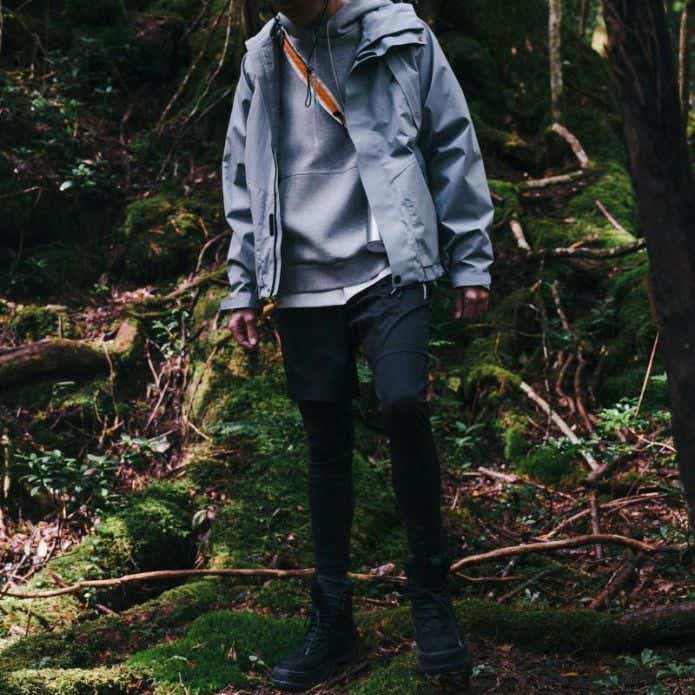 アウトドアシーンになじむ機能重視コーデ