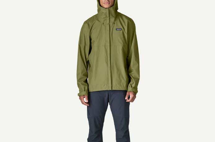 パタゴニア メンズ・トレントシェル 3L・レイン・ジャケットを着る人