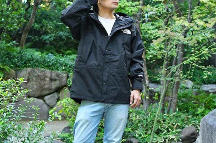 黒いマウンテンパーカーを着た人