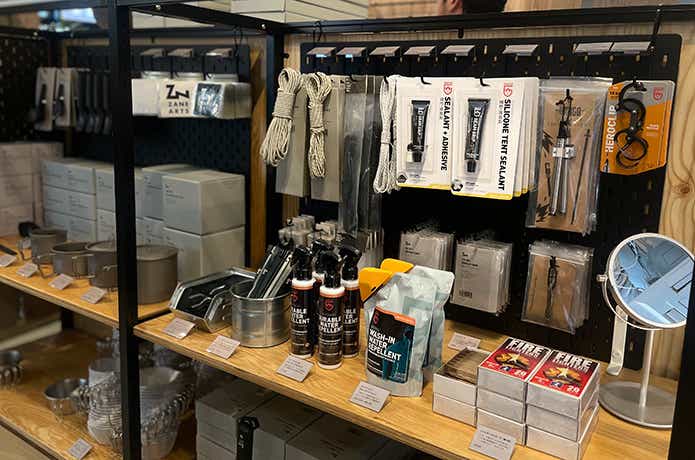 ゼインアーツ神戸三宮店　店内商品