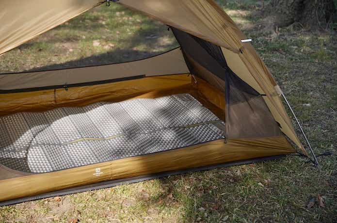 ソロテント内に敷かれたマット
