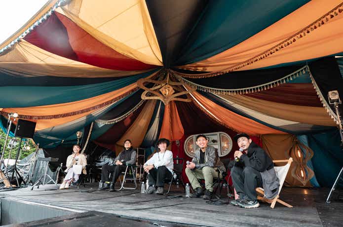 ステージでトークショーが始まりそうな写真