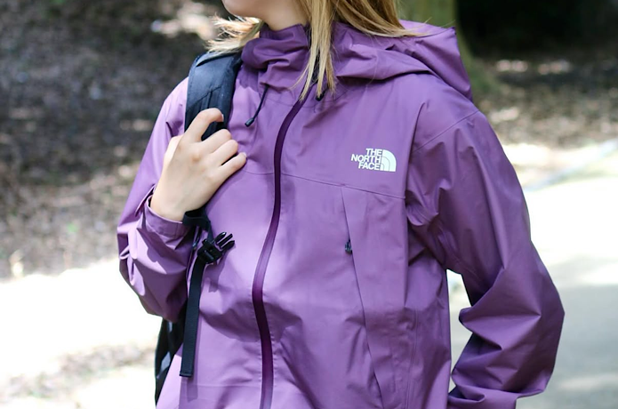 【アウトドアからキレイめまで】レディースのおすすめマウンテンパーカー11選！