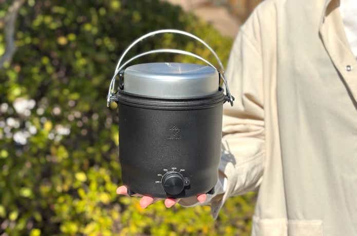 COOKER-1を手のひらにのせている