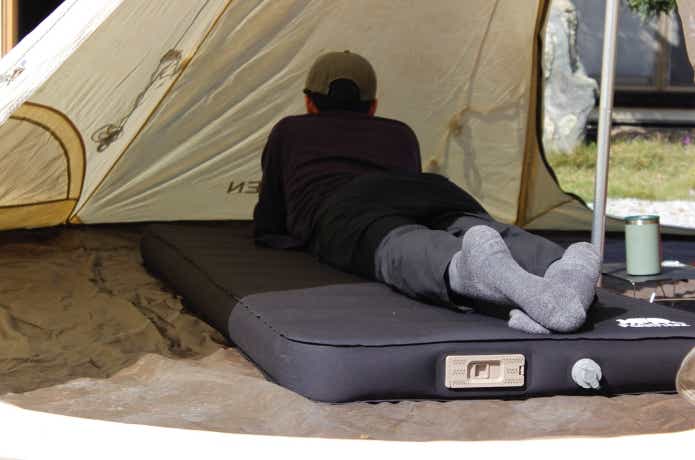 ワンポールテントを設営してある様子