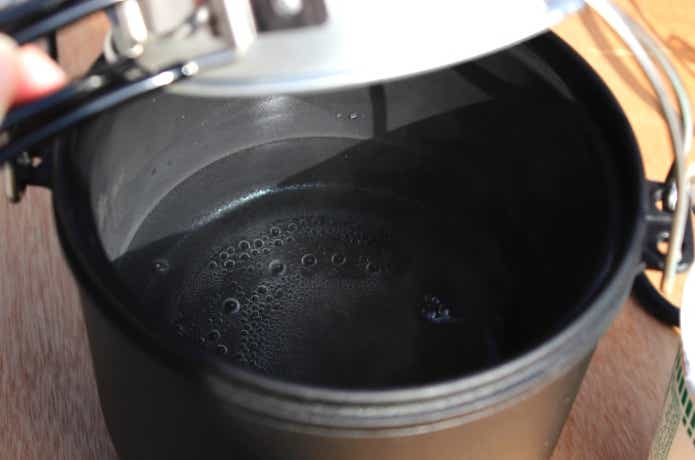 水がフツフツとしている様子