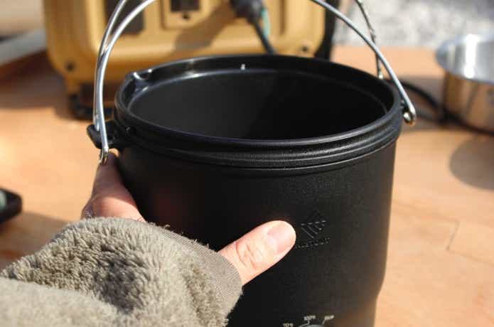 本体表面を触っている