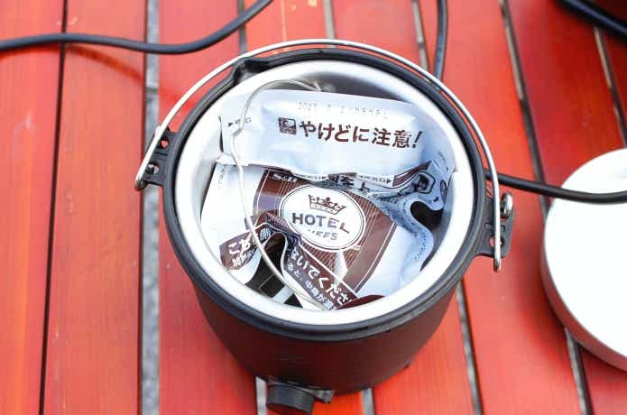 蒸し皿にレトルトカレーのせて温めている