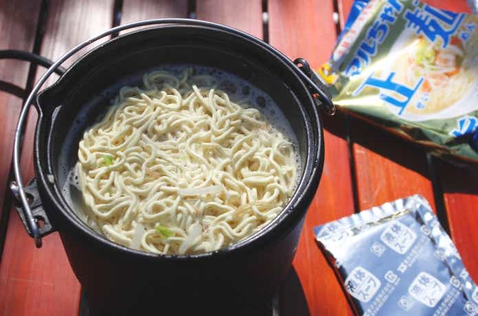 クッカー1でラーメンを茹でているところ