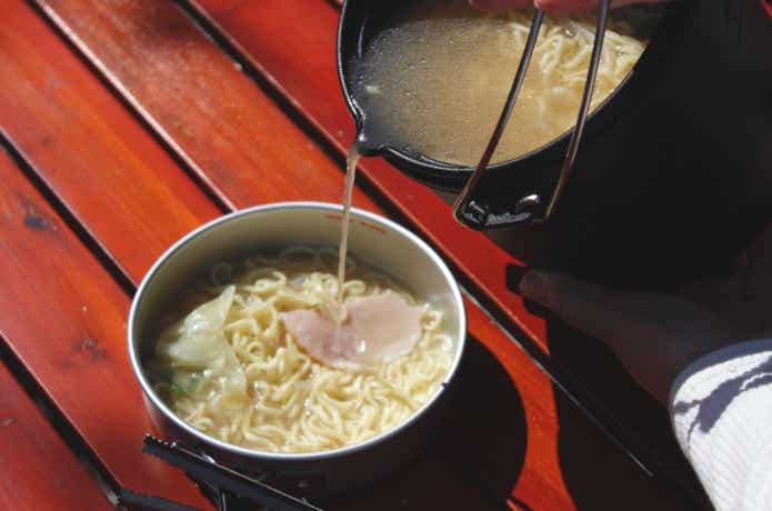 スープを注いでいるところ