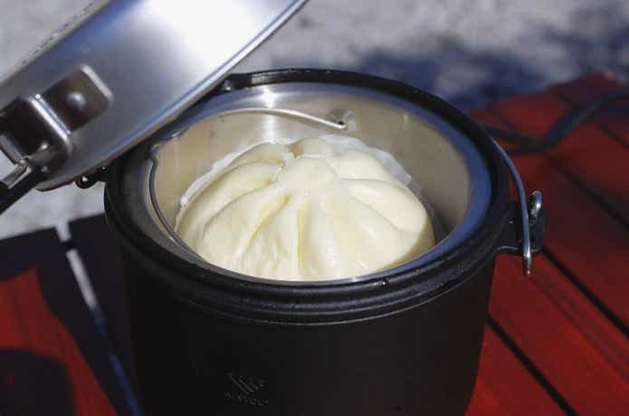 クッカー1の蒸し器に肉まんをのせている