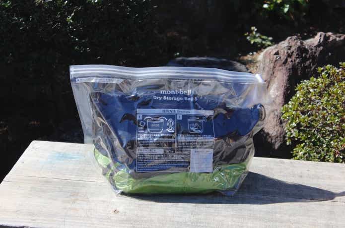 ドライストレージバッグSに山岳テントを入れている