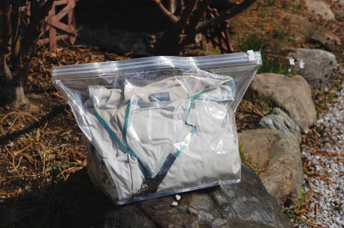 ドライストレージバッグSにTC素材のタープを入れている