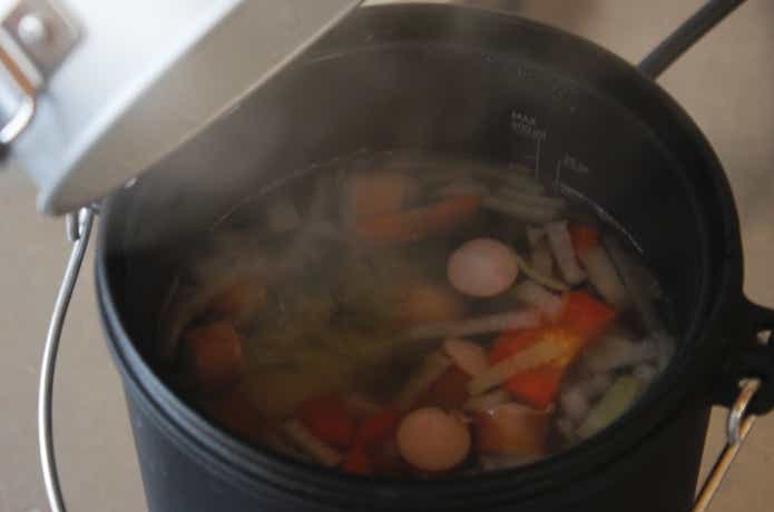 クッカー1で野菜を茹でている様子