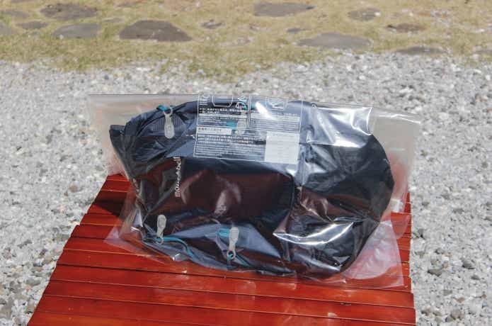 ドライストレージバッグMと大型のバックパックを入れている