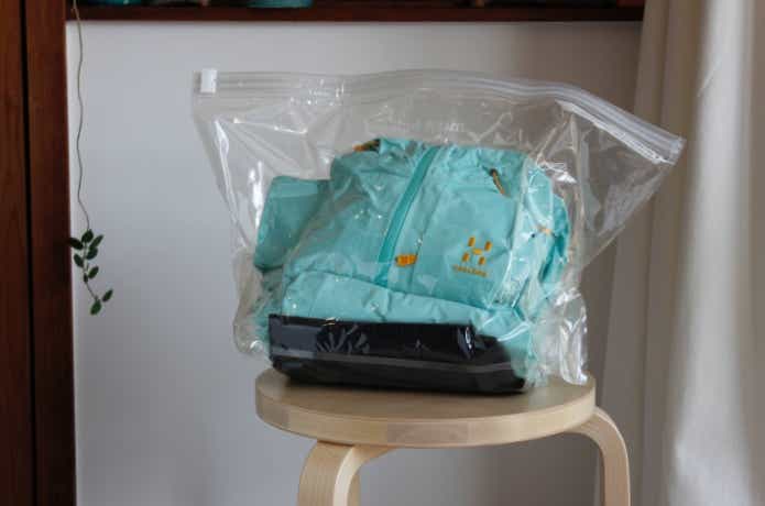 ドライストレージバッグSに防水性のウェア上下を入れている