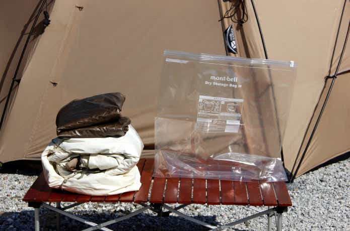 畳んだワンポールテントとドライストレージバッグM