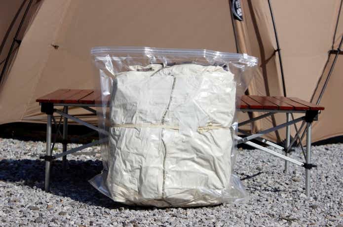 ドライストレージバッグMにTC素材のワンポールテントを収納
