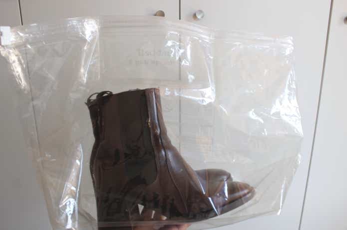 ドライストレージバッグSに革靴を入れている