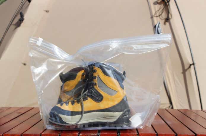 ドライストレージバッグSに登山靴を入れている