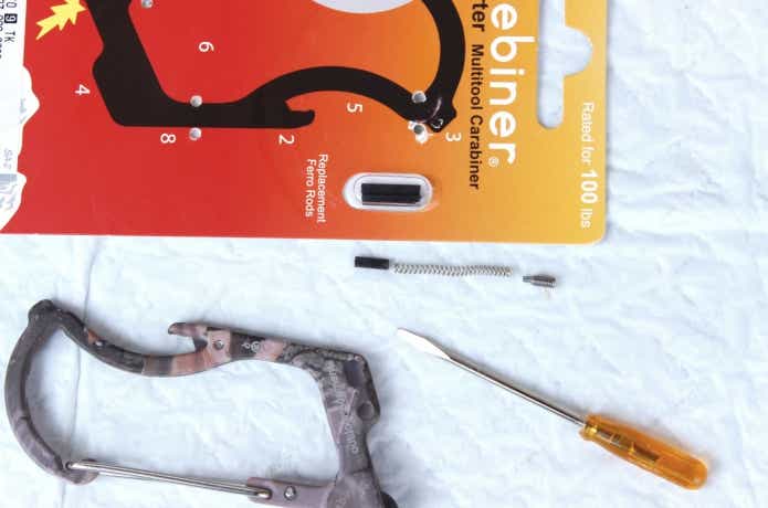 内蔵のフェロロッドを取り出している