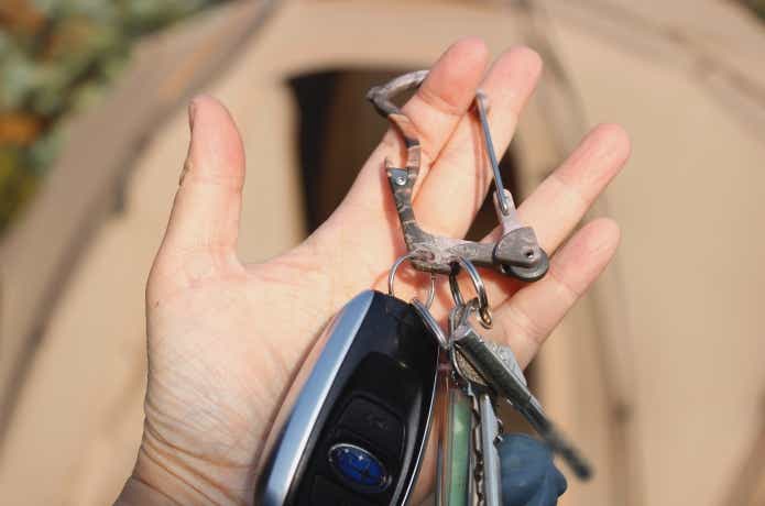 ファイヤービナーに車の鍵をつけている