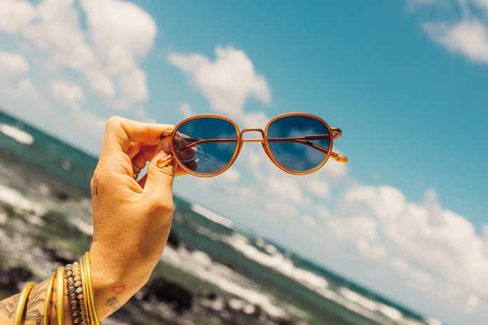 SUNSKIのサングラスと空の写真