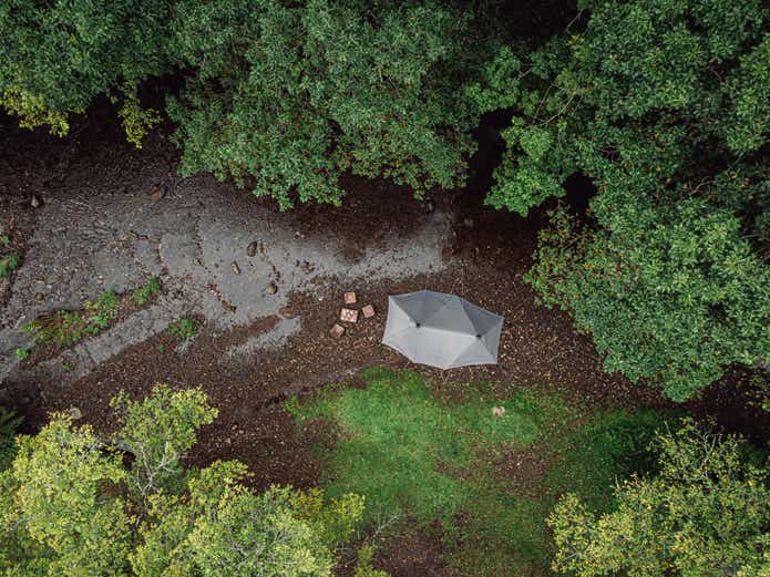 森の中の上空からテントを撮影した写真