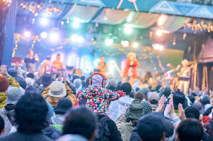 音楽フェスで肩車をされている赤ちゃん