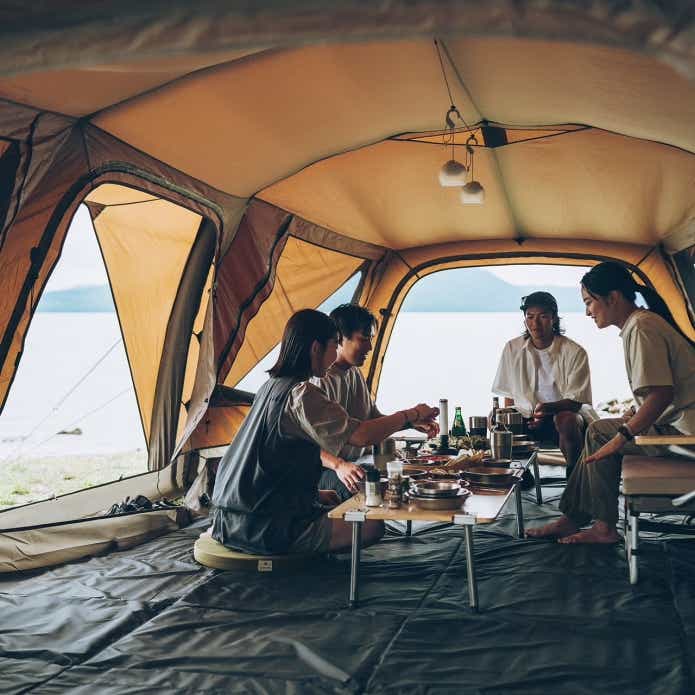 スノーピーク「エアロカムラスシェル」でくつろぐ人