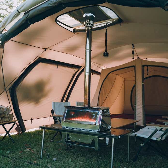 スノーピーク「ランドロック MFS」の天窓を煙突穴として使用している