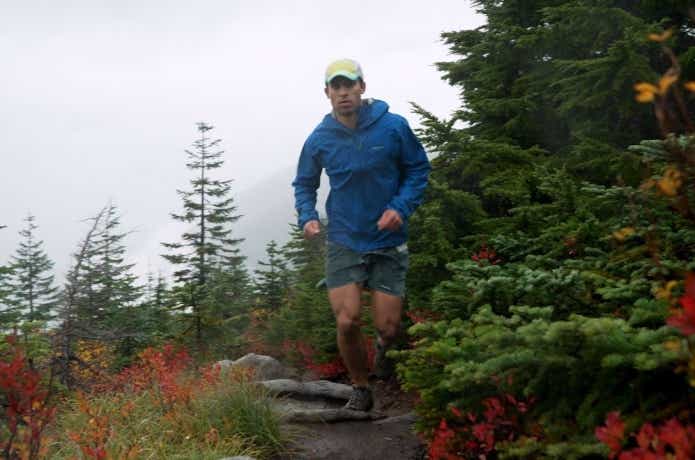 メンズ・ストーム・レーサー・ジャケットを着用してランニングしている様子