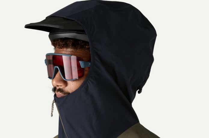 メンズ・ダート・ローマー・ストーム・ジャケットの調節可能フード